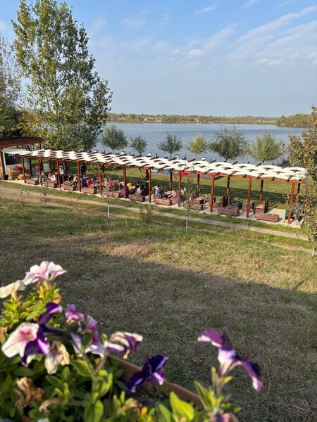 Ingrijitor spatiu agrement – locatie pe malul apei. Asiguram cazare.